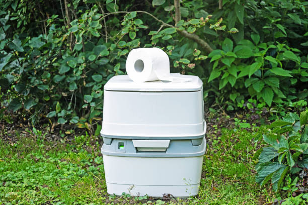 Porta potty delivery and setup in Cypress Gardens, FL